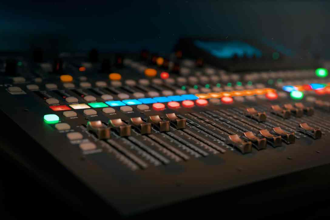 Photo d'une table de mixage prise lors de l'enregistrement d'un podcast