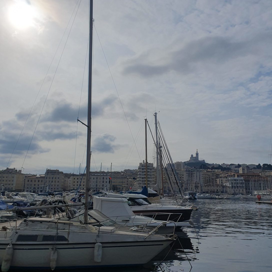 Vue de la bonne mère à Marseille depuis le quai du Vieux Port