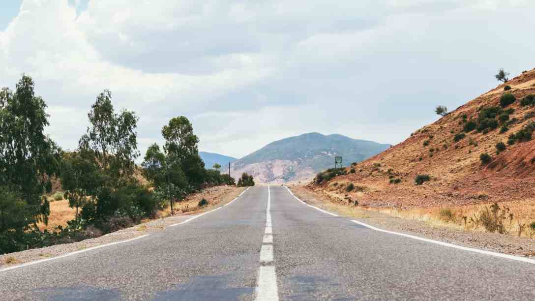 Photo d'une route déserte en Amérique insérée dans un article dédié à un livre de Gloria Steinem