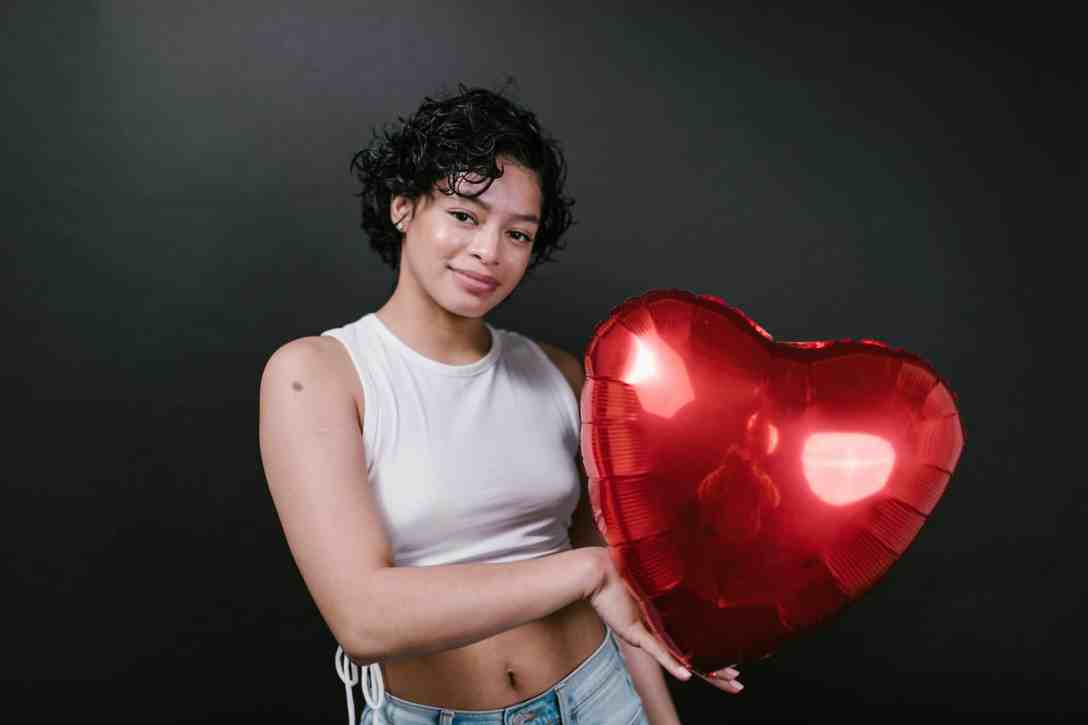 Femme au ballon en forme de cœur à l'occasion de la Saint-Valentin